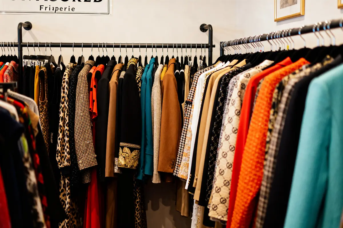 Vêtements colorés sur des cintres chez Untucked friperie à vendre