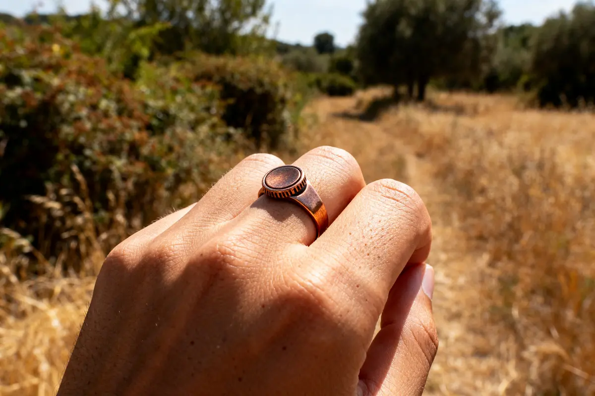 Bague tourne : 7 astuces simples pour l’empêcher de bouger !