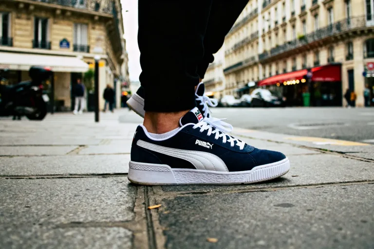 Gros plan sur sneakers urbaines de Puma marque, style moderne en milieu urbain.